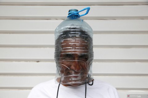 Tampil beda dengan "face shield" unik