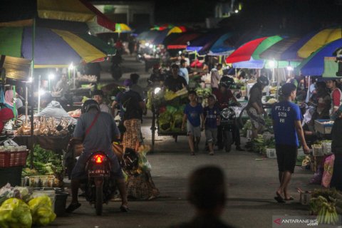 Aktivitas pasar tumpah di Palangkaraya di tengah wabah COVID-19