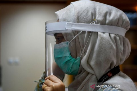 Pembuatan pelindung wajah untuk relawan medis