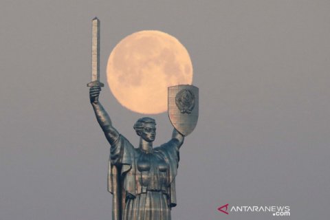 Penampakan the Pink Supermoon dari berbagai belahan bumi