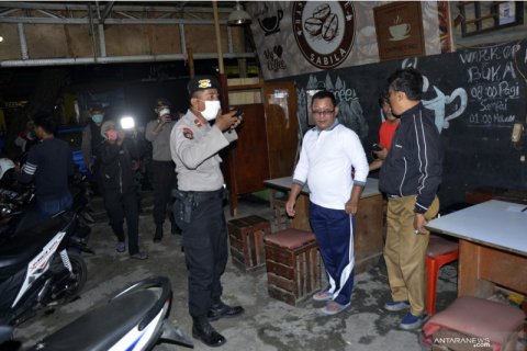 Bubarkan kerumunan warga cegah COVID-19