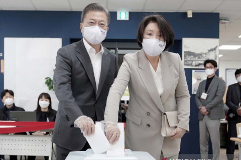 Presiden Korsel berikan suara pemilu legislatif di tengah wabah COVID-19