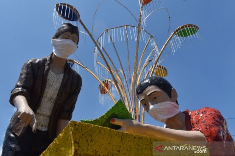 Kampanye wajib masker menggunakan media patung