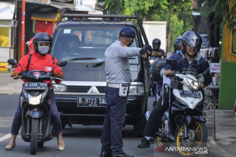 Pengecekan mobilitas warga di perbatasan DKI Jakarta saat PSBB