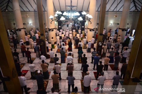 Salat Jumat dengan penerapan jaga jarak antarjemaah