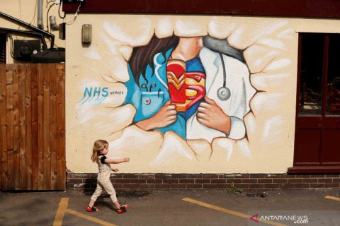 Mural dukungan bagi tenaga medis di Inggris