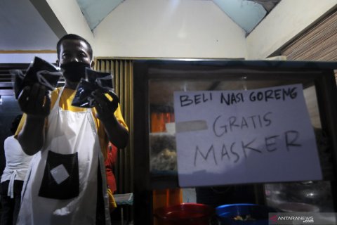 Beli nasi goreng gratis masker kain