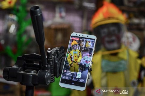 Badut hibur anak-anak lewat siaran langsung di media sosial