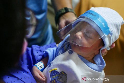 "Face shield" mini untuk bayi baru lahir di RSIA Tambak