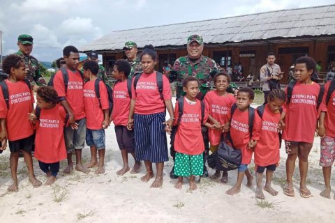 TNI-Polri Bagikan 120 Paket Alat Sekolah Di Pegunungan Bintang Papua