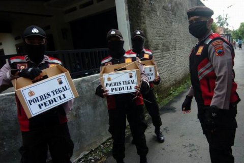 Pembagian paket sembako untuk warga kurang mampu