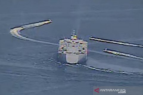 Manuver kapal Iran di depan kapal perang AS