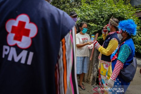 Anggota badut bagikan paket PHBS