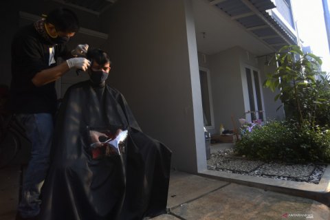 Tukang pangkas rambut siasati pandemi COVID-19