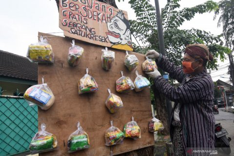 Seniman Wayang Uwuh berbagi sembako gratis