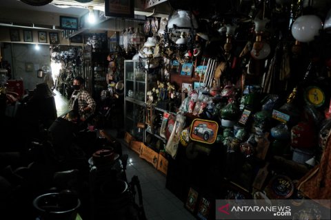 Berburu barang antik di Pasar Triwindu Solo