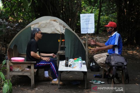 Pemudik isolasi mandiri di tenda