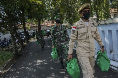 TNI bagikan paket sembako