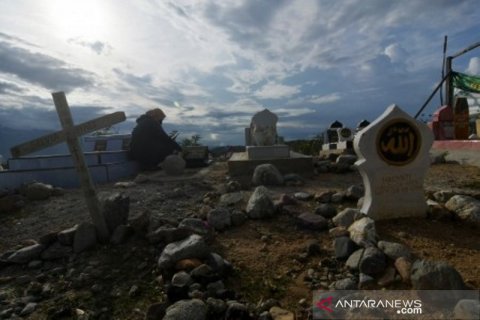 Ziarah di pemakaman massal korban bencana Palu