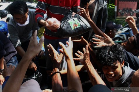 Berebut bantuan sembako tanpa hiraukan jarak aman