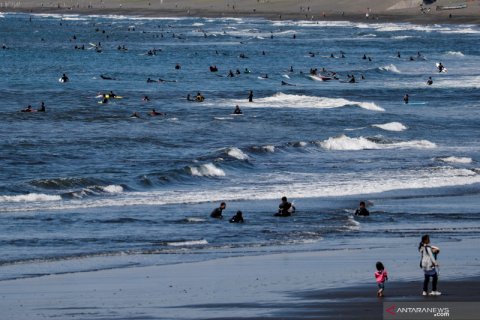 Warga bermain selancar di tengah imbauan social distancing