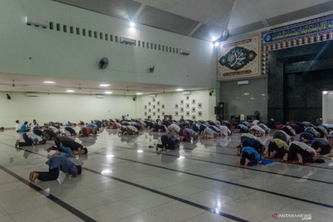 Shalat Tarawih di Banten dan Aceh