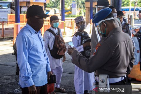 Jelang larangan mudik, polisi periksa KTP di terminal Bungurasih