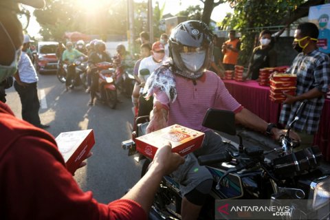 Tradisi membagi takjil di Masjid Jogokariyan