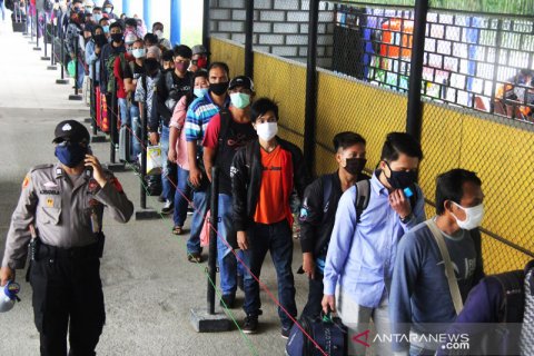 Perantauan dari Batam yang akan pulang kampung tiba di pelabuhan Dumai