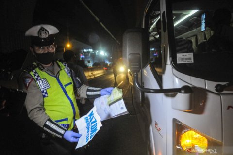Penyekatan pemudik di tol Jakarta-Cikampek