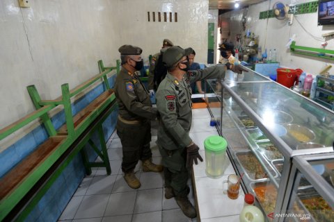 Penertiban warung makan pelanggar PSBB