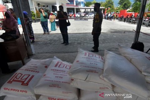 Warga antre beli gula pada operasi pasar yang di gelar  Disperidag Sulteng