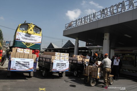 PT KAI bagikan paket sembako