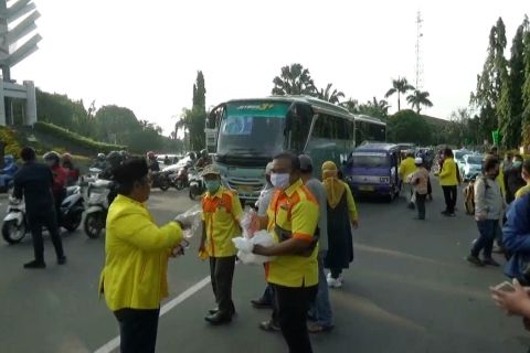 Partai Politik berebut simpati dengan berbagi