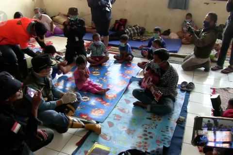 Pengungsi korban banjir tetap kenakan masker dan menjaga jarak