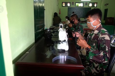 Prajurit TNI di Solo produksi pelindung wajah
