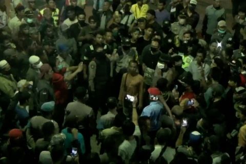 Ratusan sopir truk protes pemberlakuan tiket daring