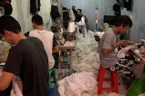 Usaha konfeksi beralih produksi APD dan masker