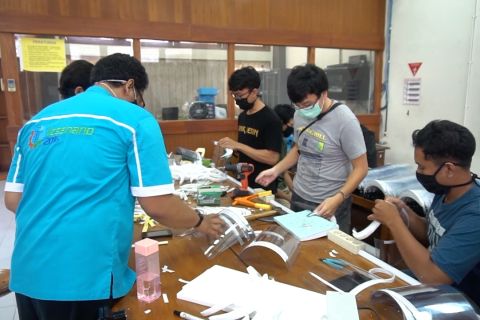 Mahasiswa UNS buat seribu lebih pelindung wajah untuk tenaga medis