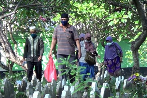 Perhatikan protokol kesehatan, sebagian muslim di Bali tetap ziarah makam
