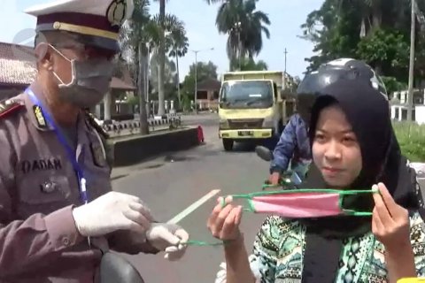 Edukasi COVID-19, ribuan masker dan hand sanitizer dibagikan