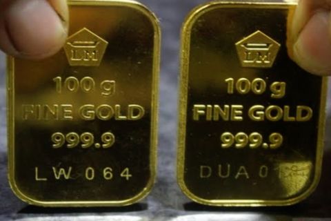 Harga emas turun, namun naik bulan depan
