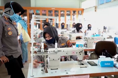 Polwan buat masker selama pelatihan di BLK Padang
