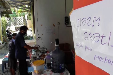 Dapur umum swadaya warga kampung, siapapun boleh makan