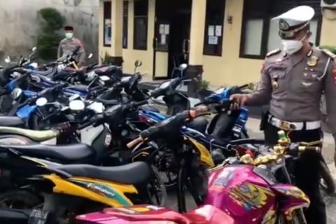 Polisi bubarkan balapan liar di Kendari