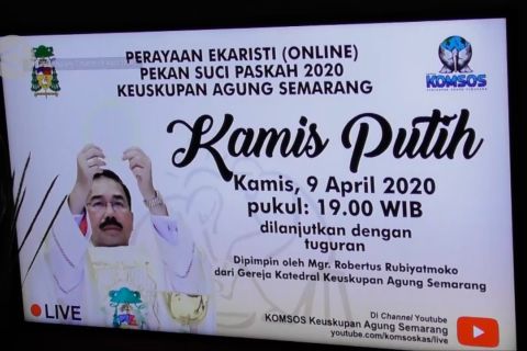 Umat Katholik Semarang ikuti Misa Kamis Putih secara daring