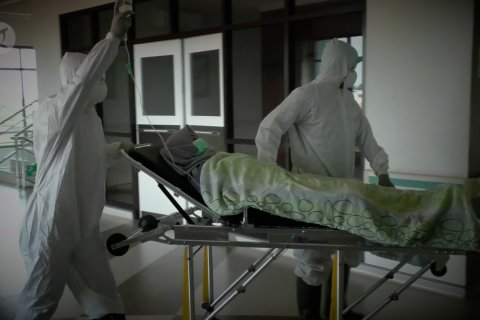 Cerita dokter kesampingkan rasa takut demi mengobati pasien COVID-19