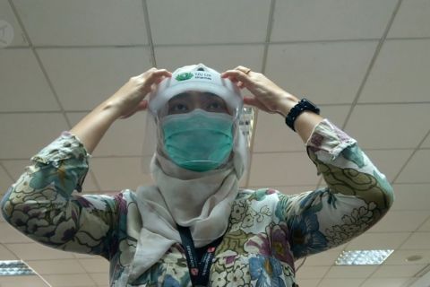 Masker pelindung wajah untuk tenaga medis di perkebunan