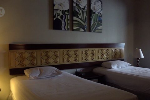 Melihat hotel bintang lima tempat menginap tenaga medis