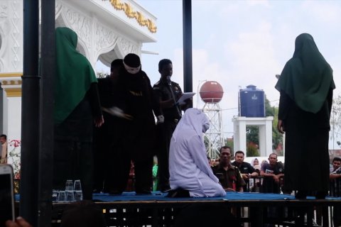 Memanen masalah dari penerapan hukum cambuk di Serambi Mekah
